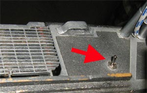 L’interrupteur de pompe, un mini switch mont sur le pont tribord - 13.6 ko