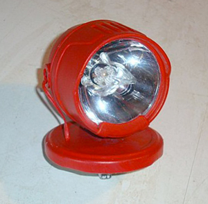 Le projecteur de la lanterne est rcupr sur une lampe frontale dont l’ampoule classique a t remplace par 4 LED - 67.6 ko