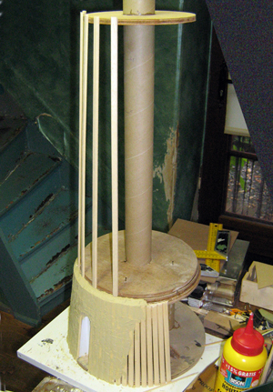 La structure de base en lattes pour la tour en carton mouill - 159.7 ko