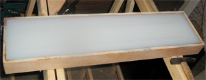 La boite du moule, en ctp, dans le fond de laquelle les masters en  bois sont fixs, a t remplie de silicone RTV - 11.6 ko