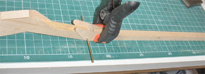 La petite flche est plus simple : un carr de bois, deux pices (prfores !) pour l’appui de l’axe du piston de manuvre de la petite flche, et l’axe de liaison entre les deux flches en tube laiton.  - 14.7 ko