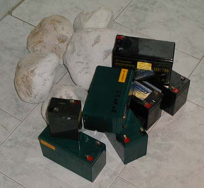 des pierres et des batteries pour servir de lest lors du test - 17.6 ko