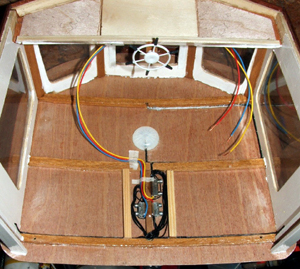 Le plafond de la cabine (ici pose  l’envers) et l’agencement de la bote de drivation. Les trois fils vont suivre les barrots et les montants - 122.5 ko