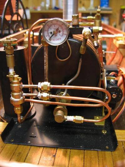 A gauche : vue du rgulateur plac devant le rservoir gaz, et  droite : la commande d’ouverture de la vanne vapeur . - 38.9 ko