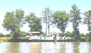 Le bateau à reproduire, ici amarré le long de la berge d’un canal hollandais - 31.3 ko
