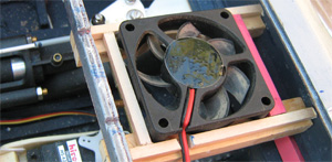 Un autre ventilateur de 70x70mm force la ventilation en injectant de l’air frais dans la coque - 27.3 ko