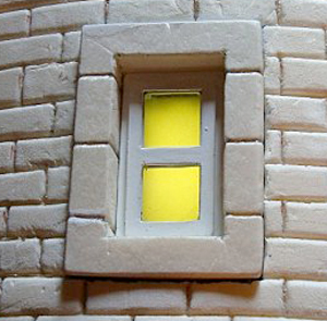 La fenêtre est mise en place dans la tour, éclairée par une LED masquée par un bout de plastique jaune - 73 ko