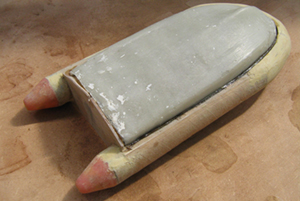 la coque rigide a été moulée en fibre+epoxy dans un moule en plâtre réalisé sur un bateau jouet - 71 ko