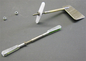 Le palonnier initialement prévu a été modifié : un palonnier en nylon remplace la chape métallique pour éviter les parasites radio créés par des pièces métal contre métal  - 19.9 ko