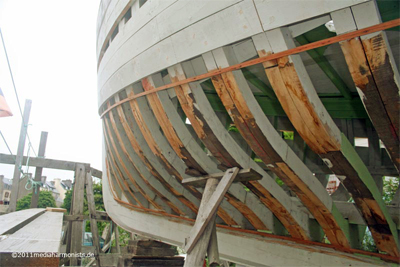 Lors de la construction traditionnelle, la charpente du bateau est maintenue droite au moyen d’étais - 90.4 ko