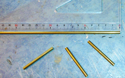 Les piliers en tube laiton sont mis à dimension, la main courante sera réalisée en profilé rond de laiton de même diamètre que les piliers, alors que le tube médian sera d’un diamètre plus petit - 105.4 ko