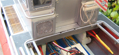 La cabine recouvre les ventilateurs qui tombent en place derrière les grilles d’aération - 48.8 ko