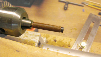 Le tube d’étambot est un tube en laiton 6mm extérieur / 5mm intérieur. L’arbre d’hélice fait 3,2mm de diamètre. J’ai percé la pièce de Gaïac à 3mm pour passer une vis métaux de 3mm, pour serrer dans le mandrin du tour à bois - 35.5 ko
