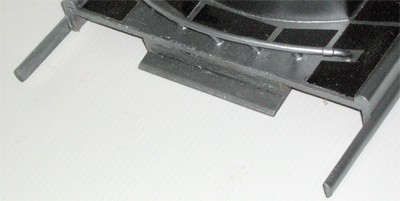 La patte qui assure le serrage du pont contre le joint de caoutchouc à l’avant - 67.2 ko