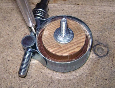 Un cerclage métallique assure la pression lors du séchage de la colle - 35.2 ko