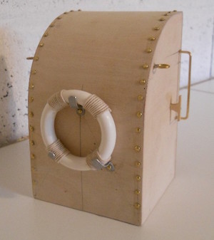 La bouée est faite à partir d’un anneau de barre à rideaux enroulé d’une ficelle de coton  - 25.4 ko