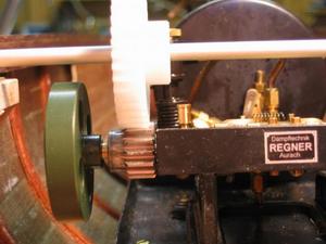 Pignon métalique sur l’axe machine et roue dentée en Delrin sur l’axe des roues à aubes - 12.1 ko