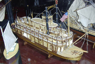 Un bateau typique du Mississipi. Les vrais n’étaient pas vernis mais peints principalement en blanc - 37.4 ko